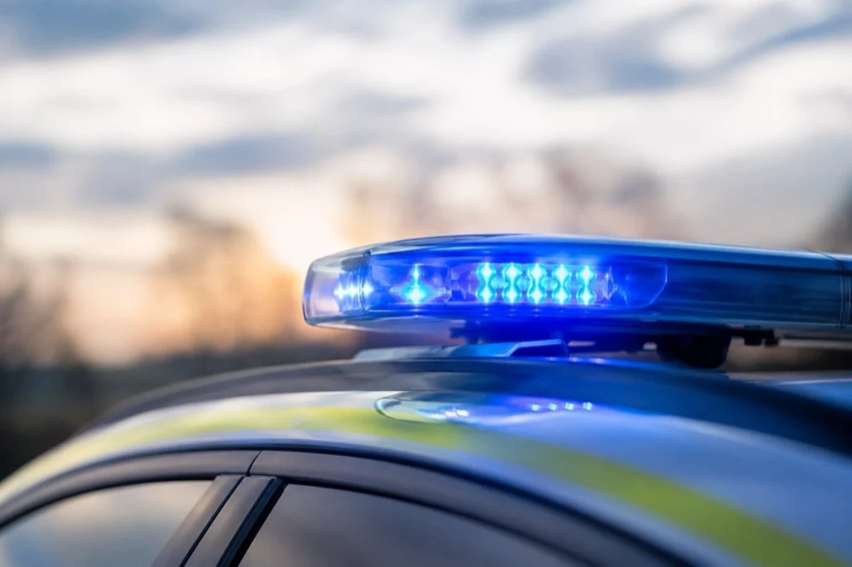 Polizeifahrzeug mit Blaulicht vor neutralem Hintergrund für einen Polizeibericht aus der Harzregion