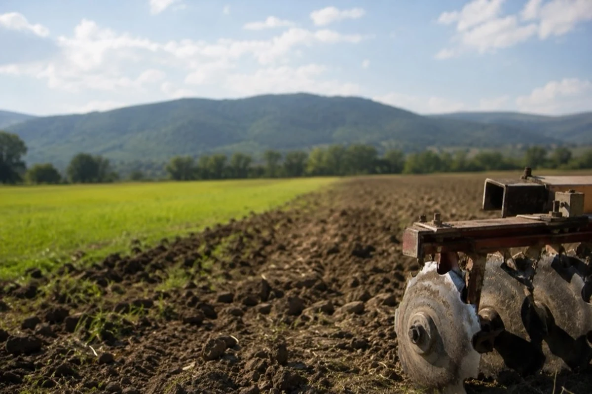 Landwirtschaftliche Arbeitsmaschine auf abgeerntetem Feld im Harz mit Feuerlöscher und Arbeitshandschuhen