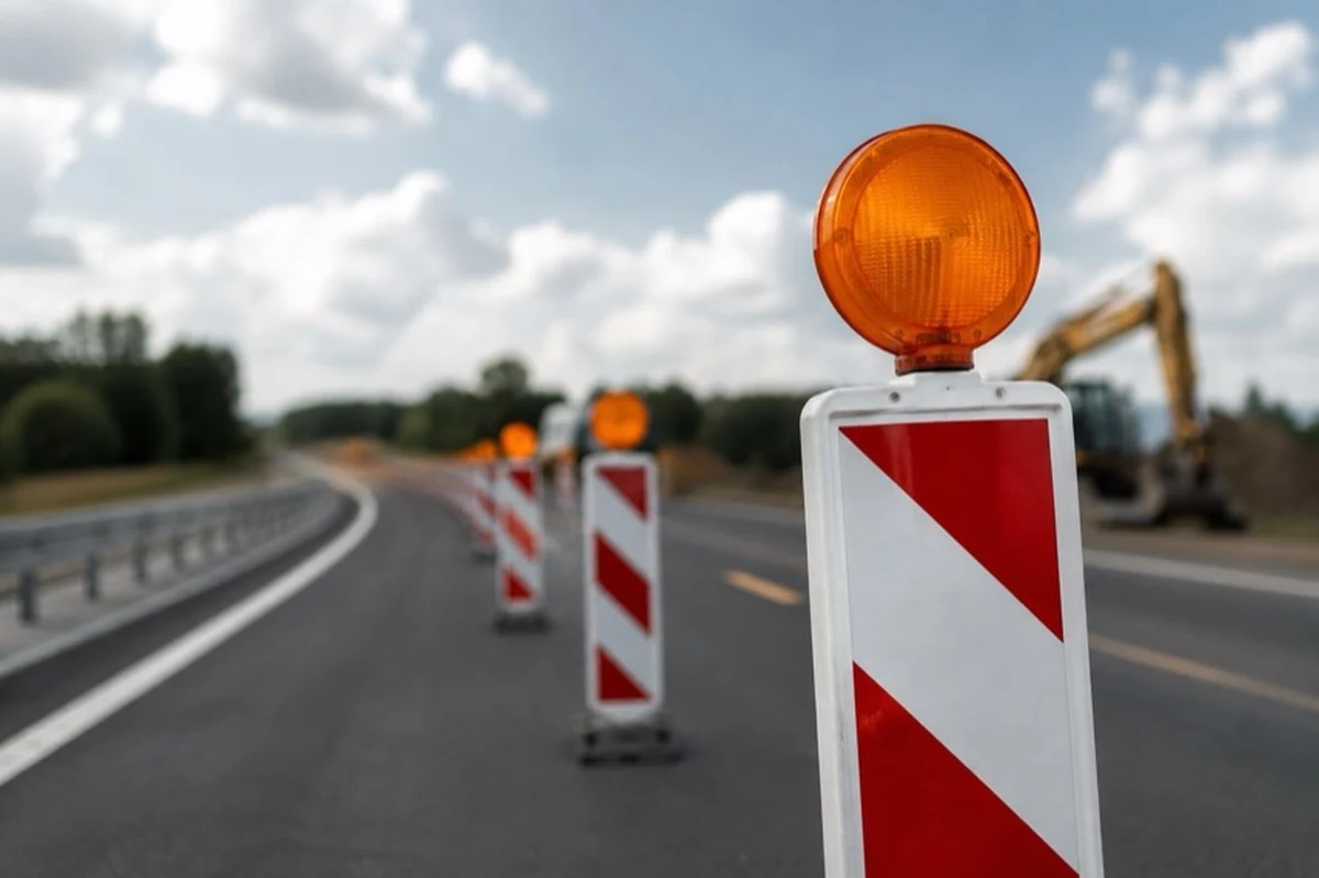 Generische Bundesstraße mit Absperrbaken als Symbol für Fahrbahnsanierung und Vollsperrung der B 241 bei Goslar