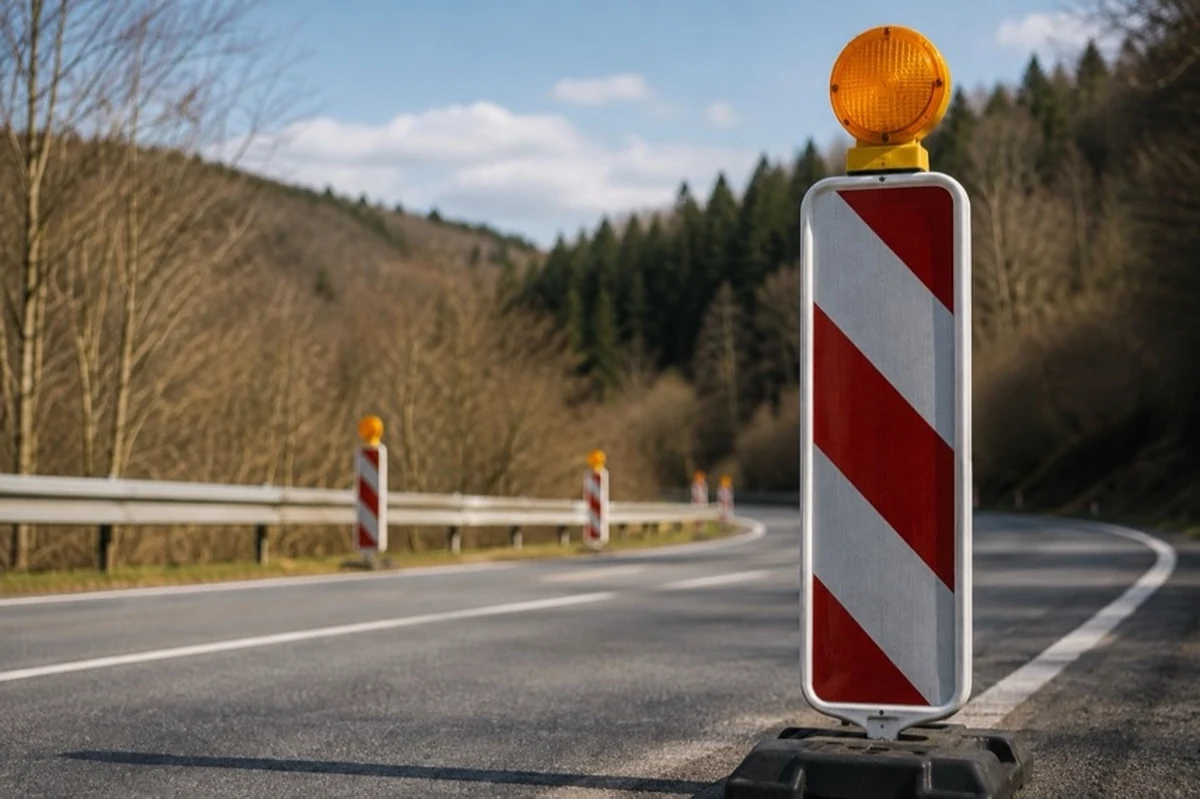 Landstraße im Harz mit Fahrzeugen und Absperrung als Motiv für die B241-Sperrung und Umleitung bei Goslar