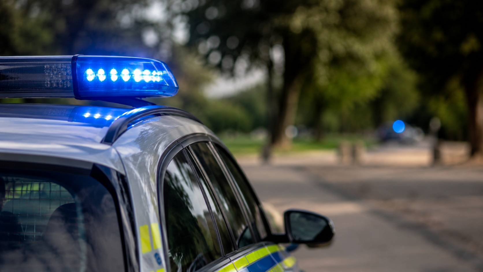 Generisches Polizeifahrzeug mit Blaulicht auf öffentlicher Fläche als Symbol für Ermittlungen nach Brandstiftung in Blankenburg