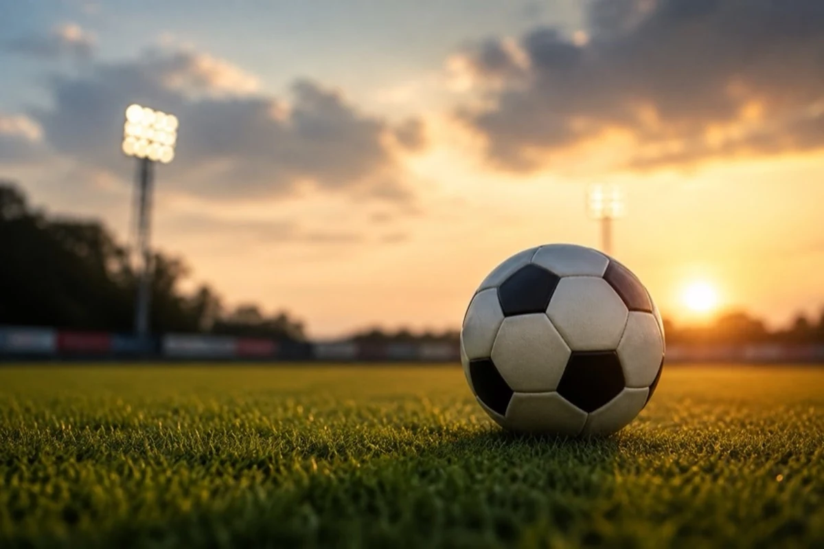 Fußball auf Rasen vor leerer Stadiontribüne zum Oberliga-Auftakt zwischen Halberstadt und Wernigerode