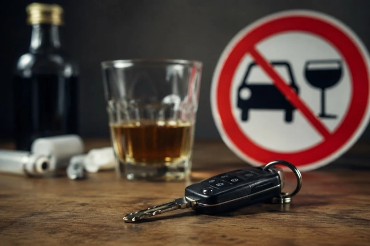 Auto neben Alkohol-Testgerät und Probenröhrchen zum Thema Alkohol und Drogen im Straßenverkehr im Harz