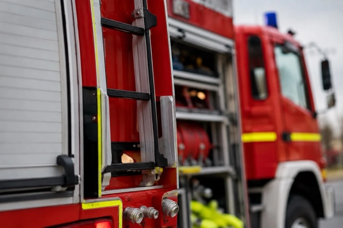 Neutrales Feuerwehrfahrzeug als Motiv zu einem Wohnungsbrand in Vienenburg im Raum Goslar