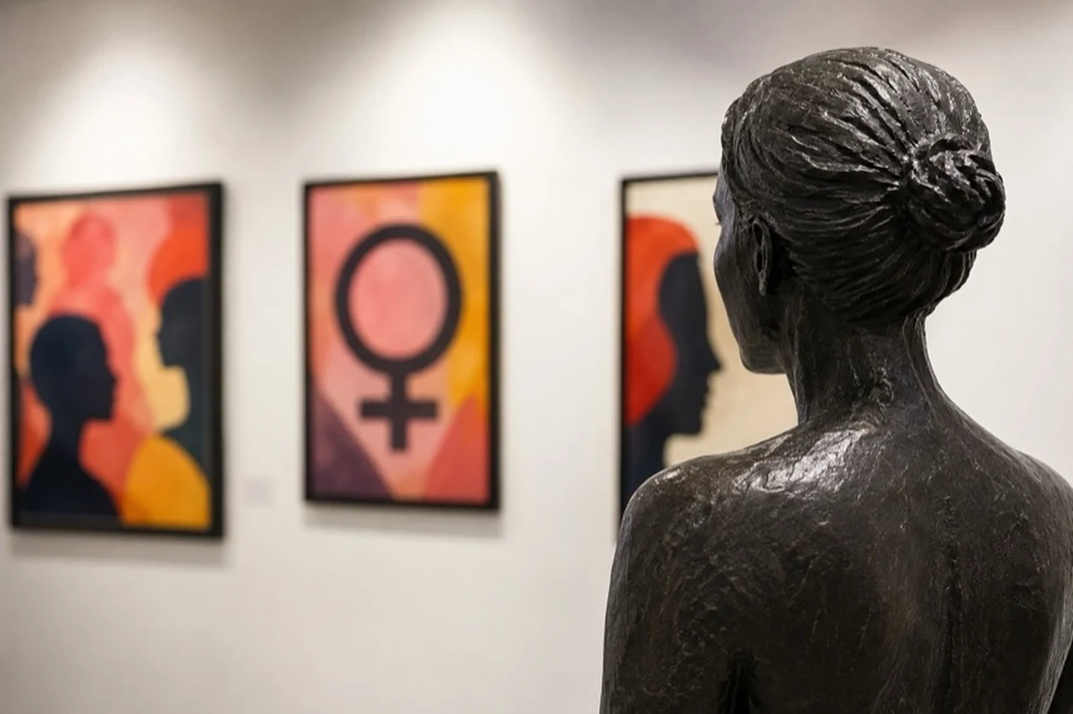 Besucherin betrachtet Kunstwerke mit weiblichen Figuren in einer Ausstellung in Quedlinburg im Harz