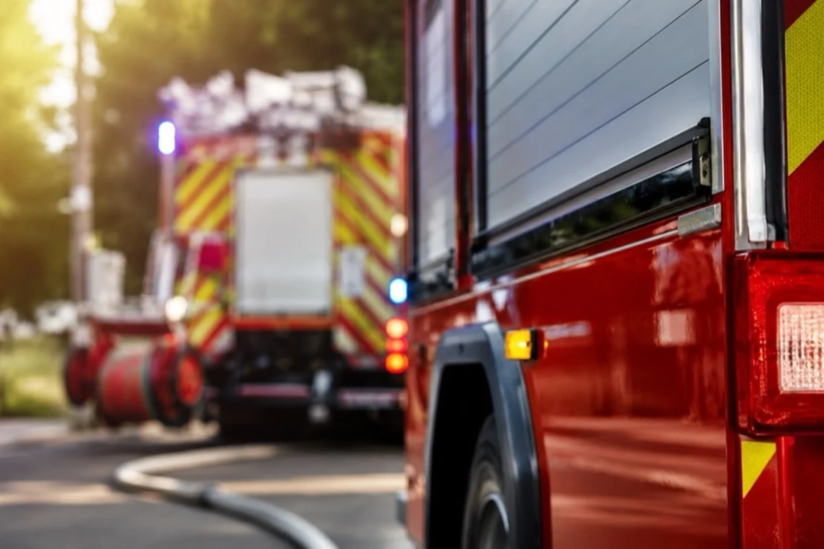 Feuerwehrfahrzeug vor historischem Gebäude als Symbol für den Brand im Schloss Wallhausen im Harzvorland