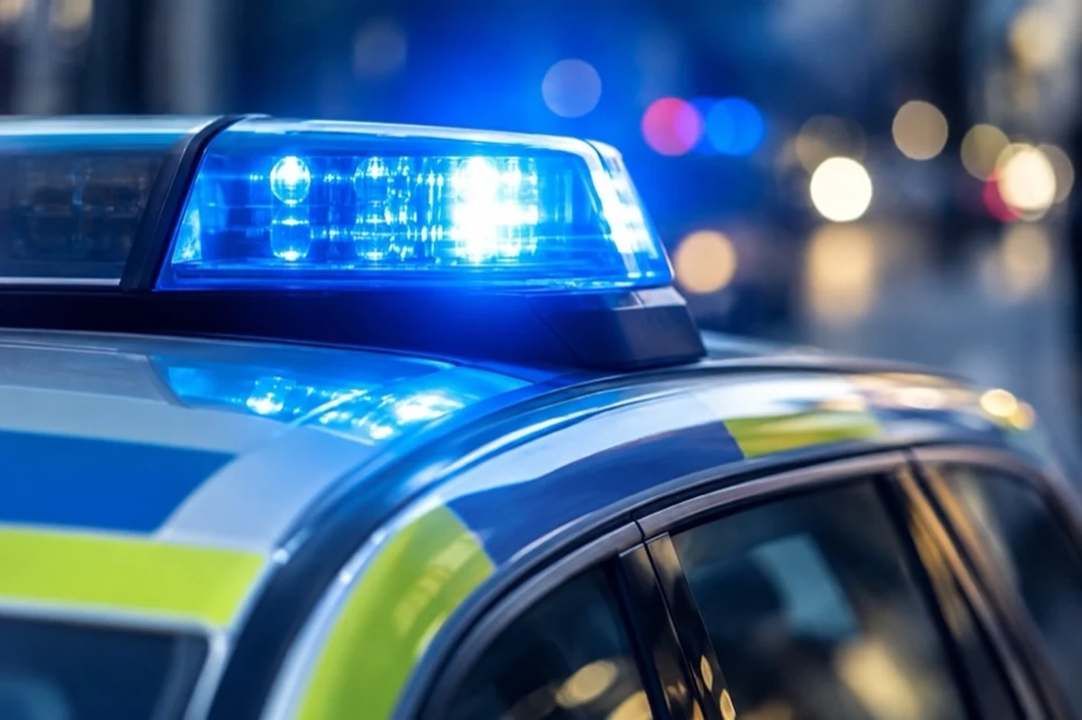 Generisches Polizeifahrzeug mit eingeschaltetem Blaulicht vor neutralem dunklem Hintergrund im Kontext einer Harz-Nachricht