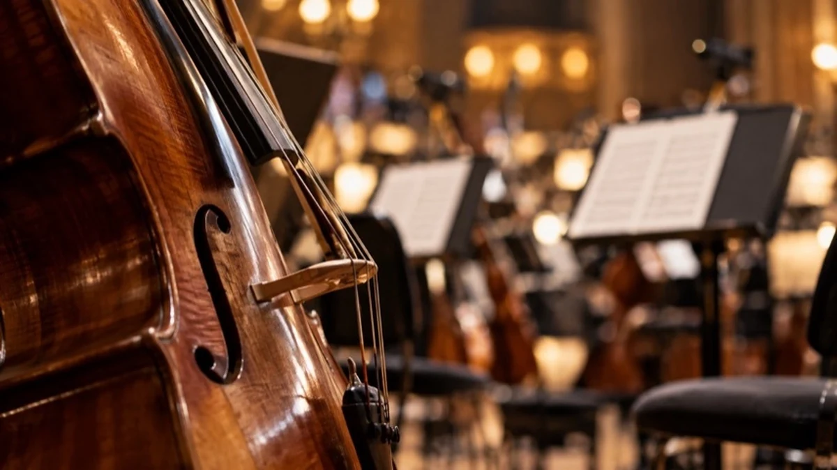 Klassische Streichinstrumente und Notenständer in einem Konzertsaal vor einem Orchesterkonzert im Harz.
