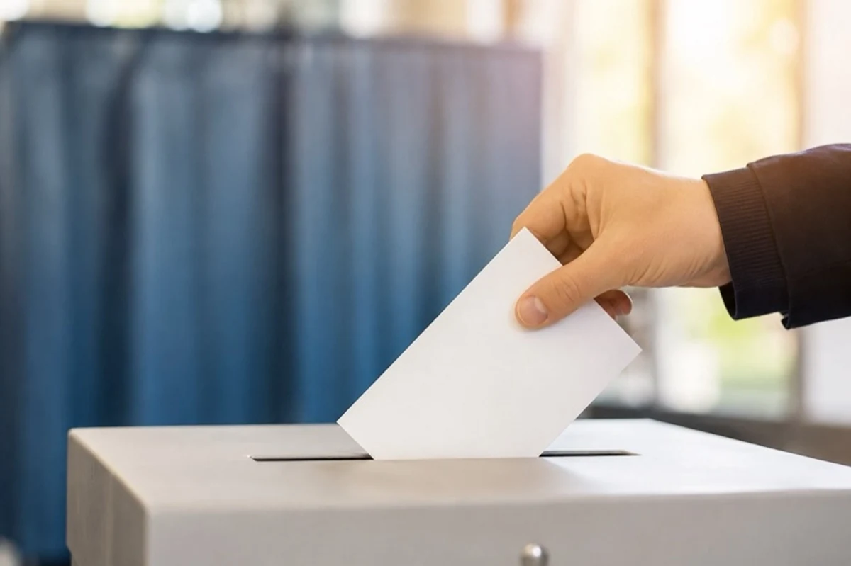 Wahltisch mit unbeschrifteter Stimmkarte und Stift zur Bürgermeisterwahl in Herzberg am Harz