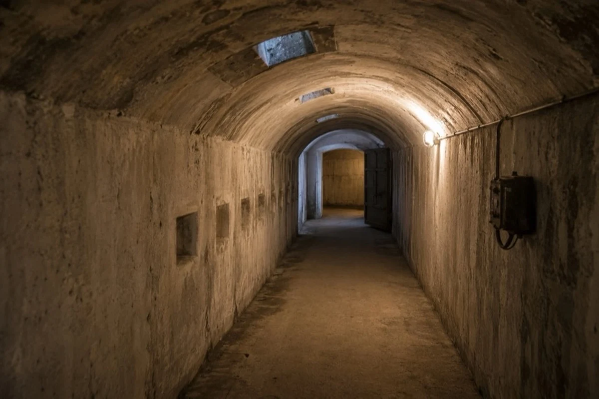 Unterirdischer Luftschutz-Deckungsgraben aus Beton mit gewölbter Decke und Lüftungsöffnungen