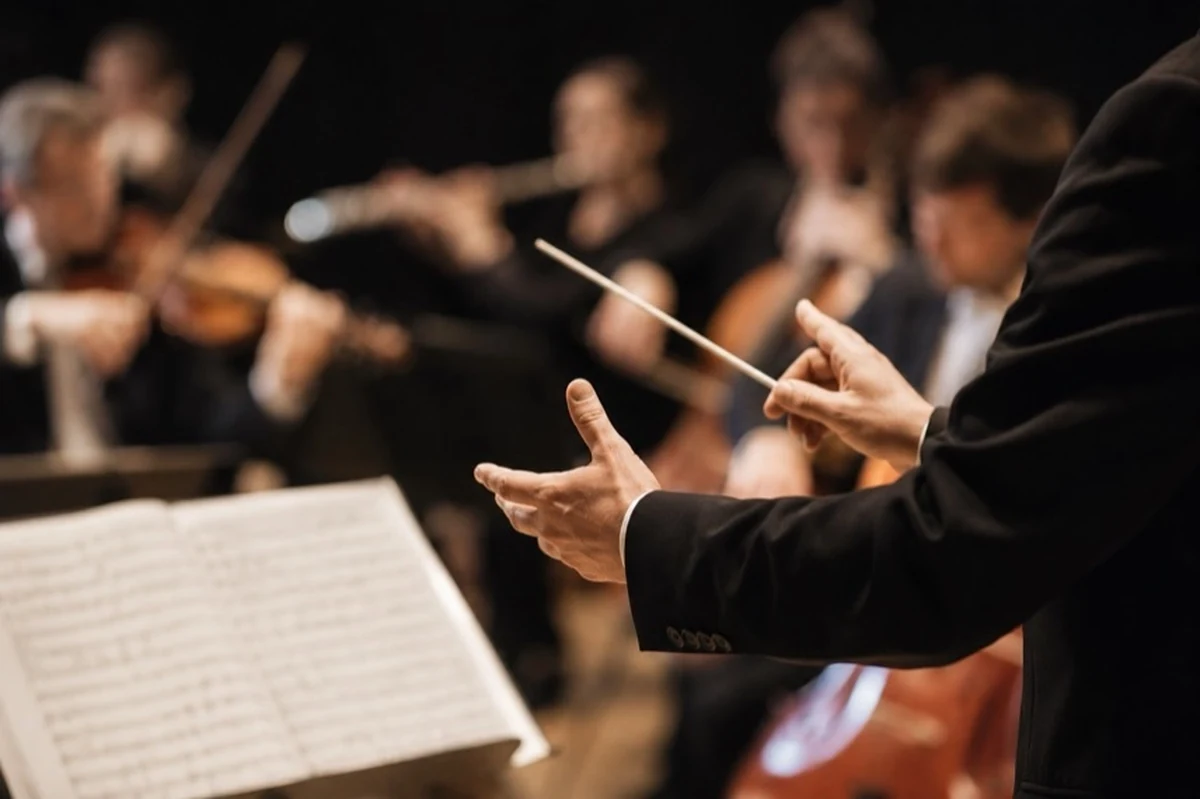 Streichinstrument und Notenständer auf einer Open-Air-Konzertbühne an einem Seeufer im Harzraum