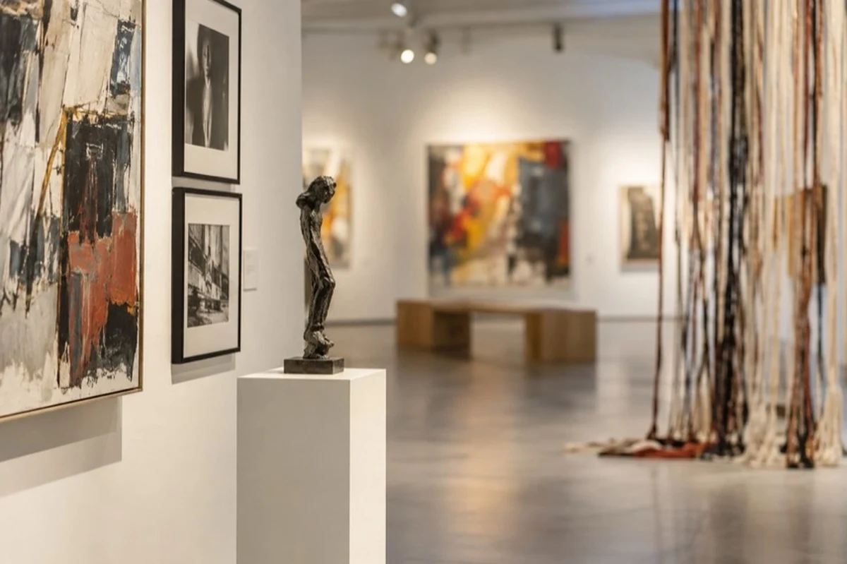 Ausstellungsraum mit abstrakter Kunst, Fotografien und textiler Installation als Motiv für zeitgenössische Kunst in Goslar