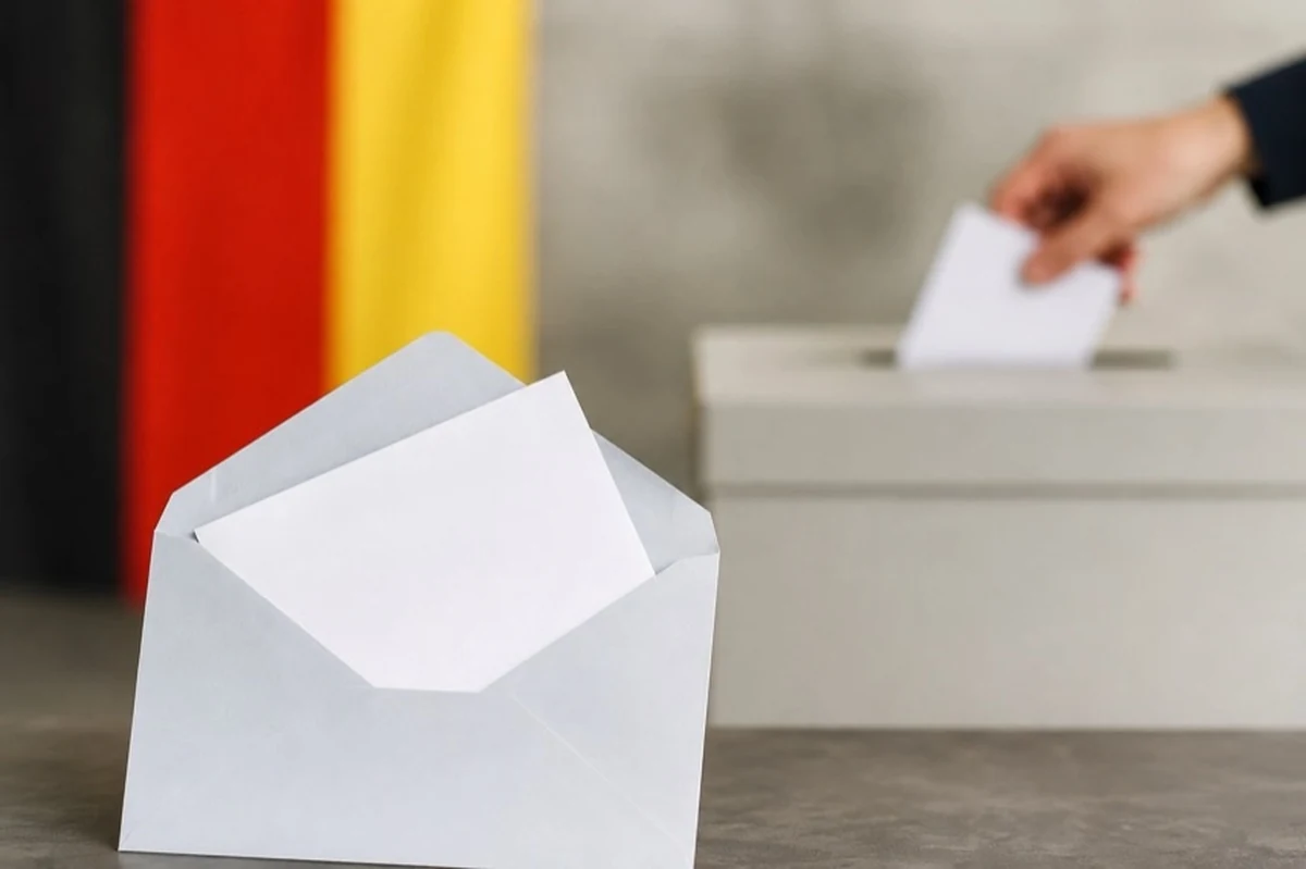Wahlbriefe, Stimmzettel und Wahlurne zur Briefwahl bei der Landtagswahl in Sachsen-Anhalt und im Harz