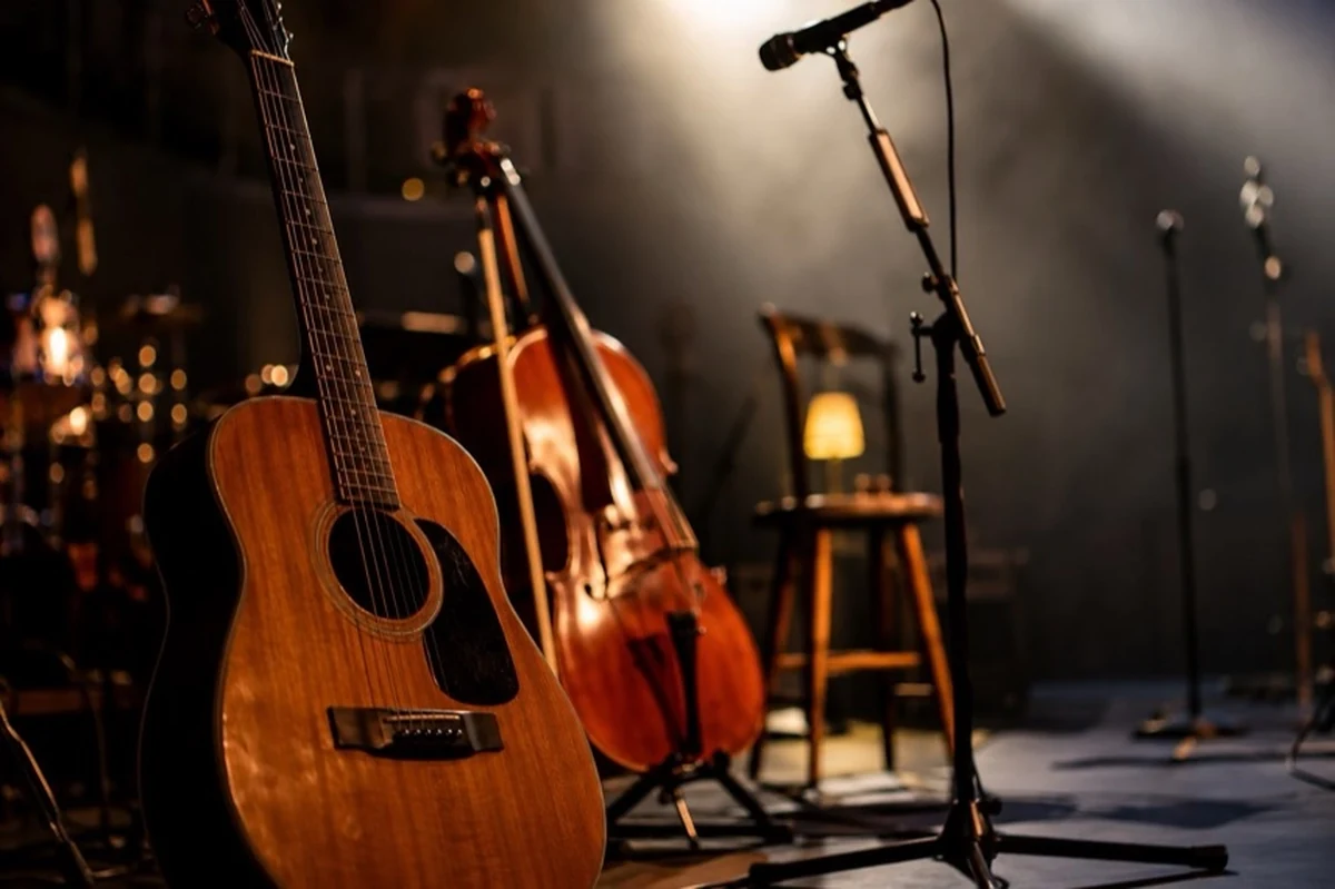 Akustikbühne mit Gitarre, Cello und Mikrofon für das Latin-Quarter-Konzert in Wernigerode