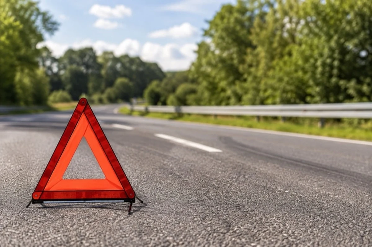 Neutrales Rettungsfahrzeug an einer bewaldeten Landstraße im Harz zu einem Motorradunfall bei Goslar