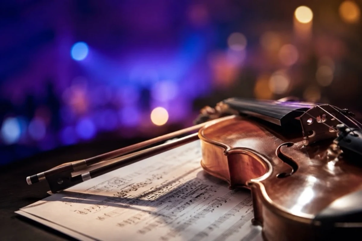 Flügel, Violine und Violoncello in einem Konzertsaal als Motiv für das Internationale Musikfest Goslar-Harz