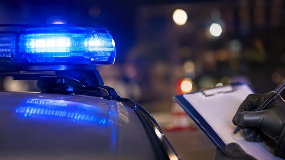 Generisches Polizeifahrzeug neben neutraler Baustellenbake als Symbol für Sachbeschädigung in Rhüden bei Seesen
