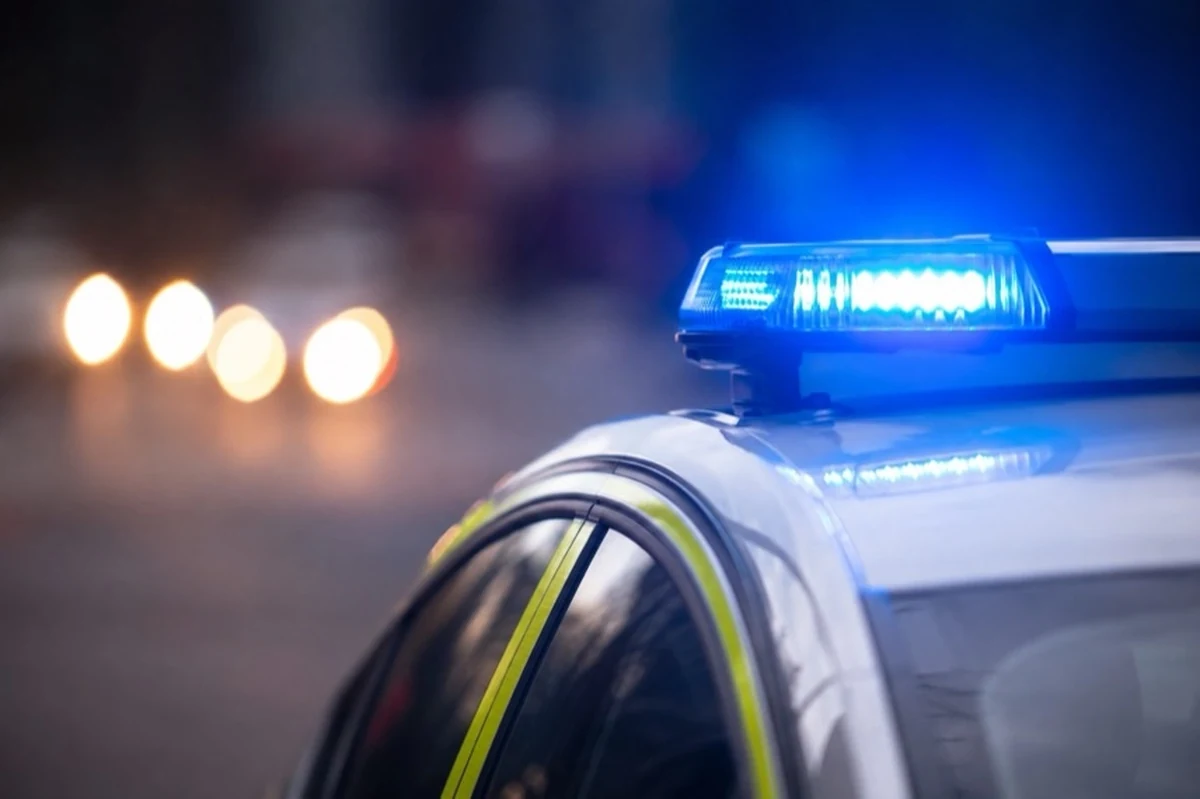 Generisches Polizeifahrzeug mit Blaulicht als Symbol für Ermittlungen nach einem Pedelec-Diebstahl in Goslar.
