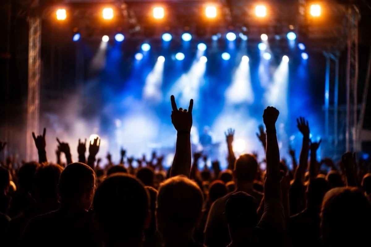 Freibad mit Schwimmbecken und Festivalbühne als Motiv für Rock am Beckenrand 2026 in Wolfshagen im Harz