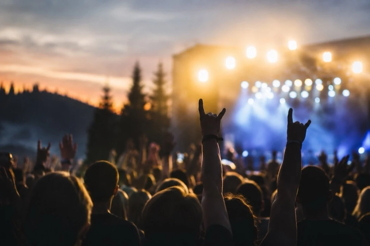 Leeres Open-Air-Festivalgelände mit Bühne und Zelten für Rocken am Brocken 2027 im Oberharz