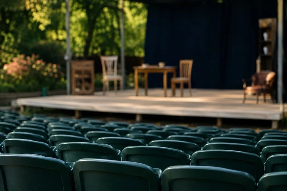 Leere Bühne eines Open-Air-Theaters mit Sitzreihen in einem Park für Sommertheater im Harz