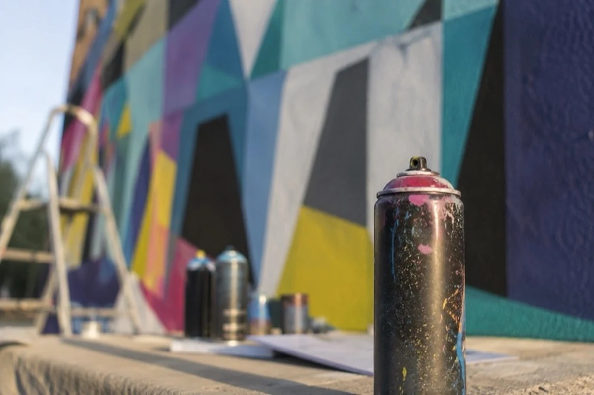Abstrakte Street-Art auf einer Wand mit Farbdosen als Motiv für Kunstprojekte in Wernigerode im Harz.