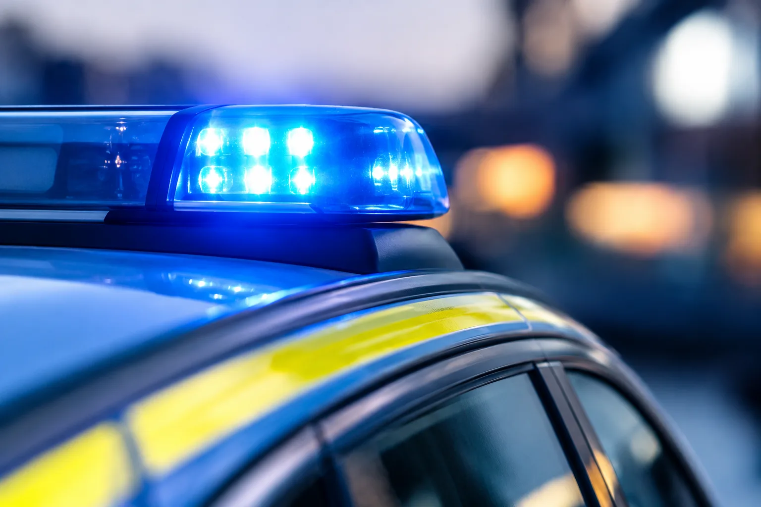 Blaues Signallicht auf einem neutralen Polizeifahrzeug zu einem Strafverfahren in Clausthal-Zellerfeld