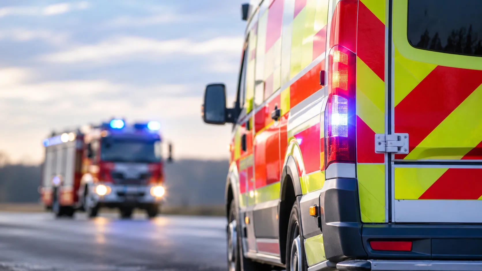 Neutrales Rettungsfahrzeug auf einer ländlichen Straße als Motiv zu einem tödlichen Verkehrsunfall im Harz