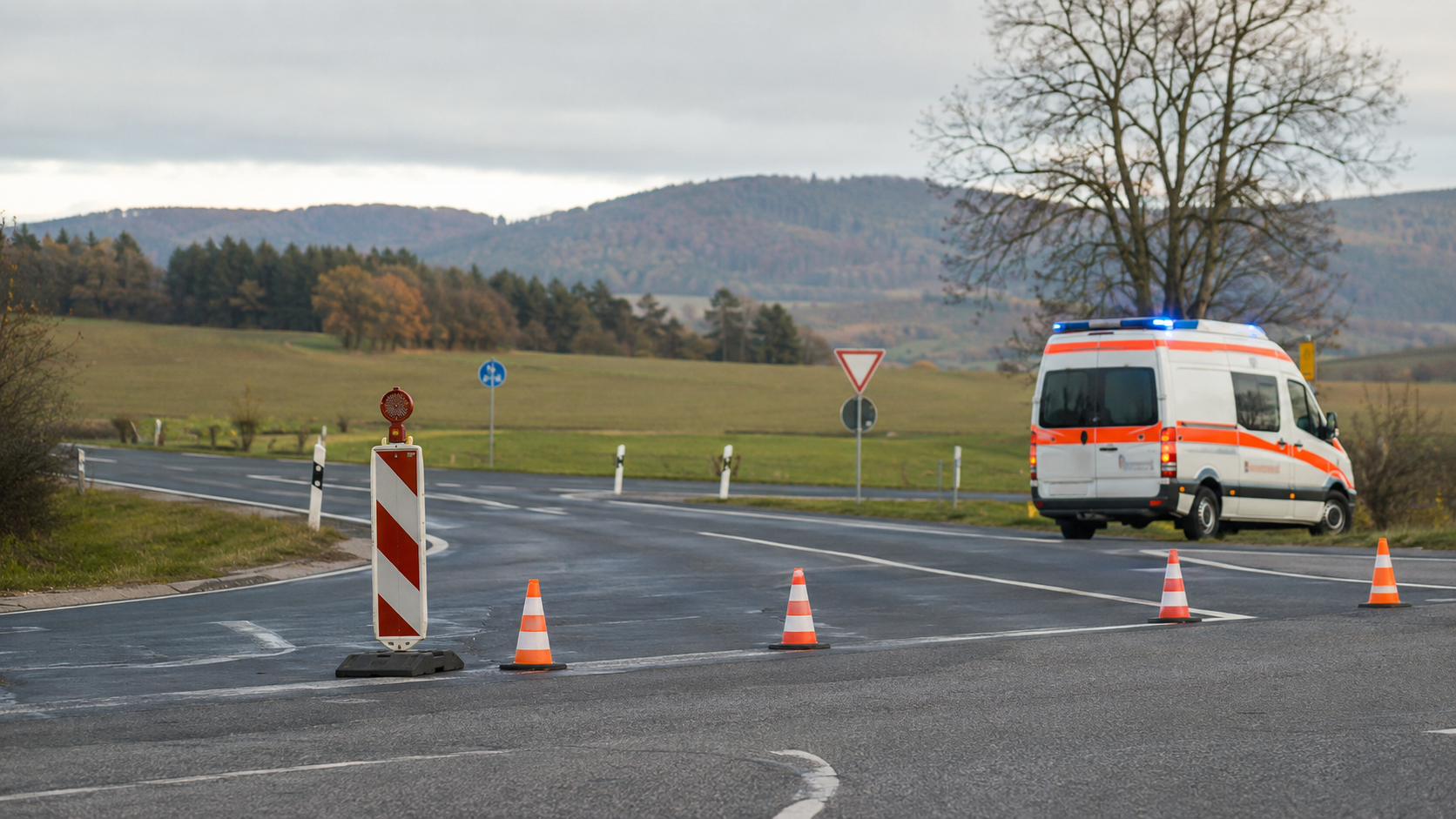 Rettungswagen an einer ländlichen Kreuzung im Harzvorland mit Warnkegeln auf der Straße