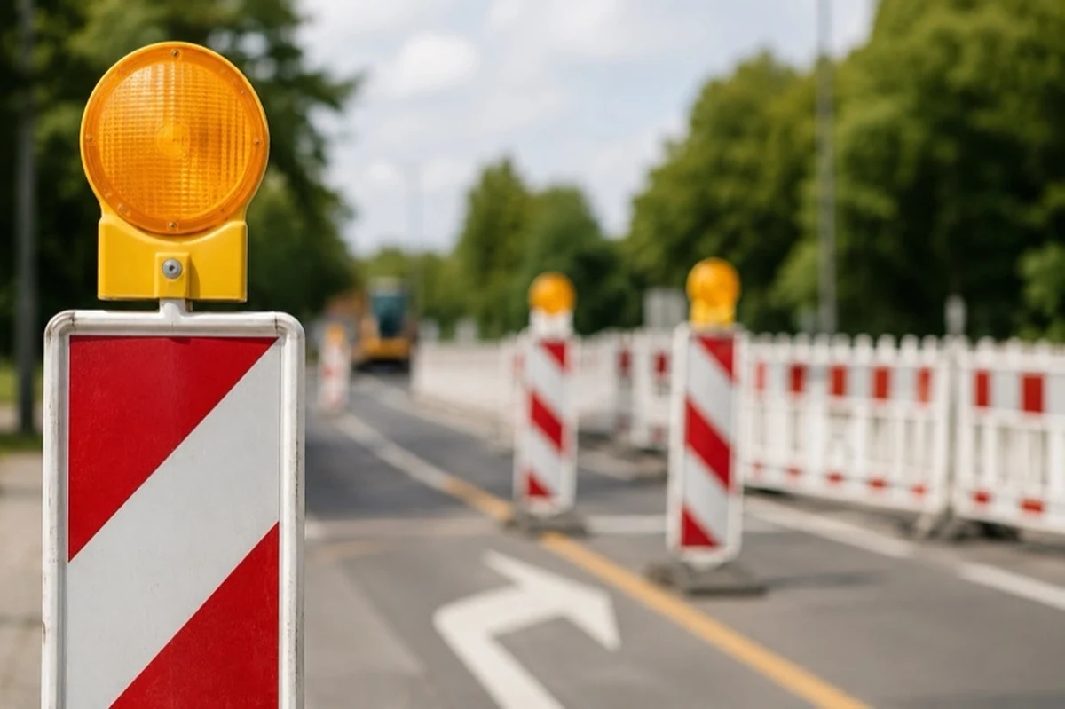 Generische Straßenbaustelle mit Absperrbaken als Symbol für Verkehrseinschränkungen am Veckenstedter Weg in Wernigerode