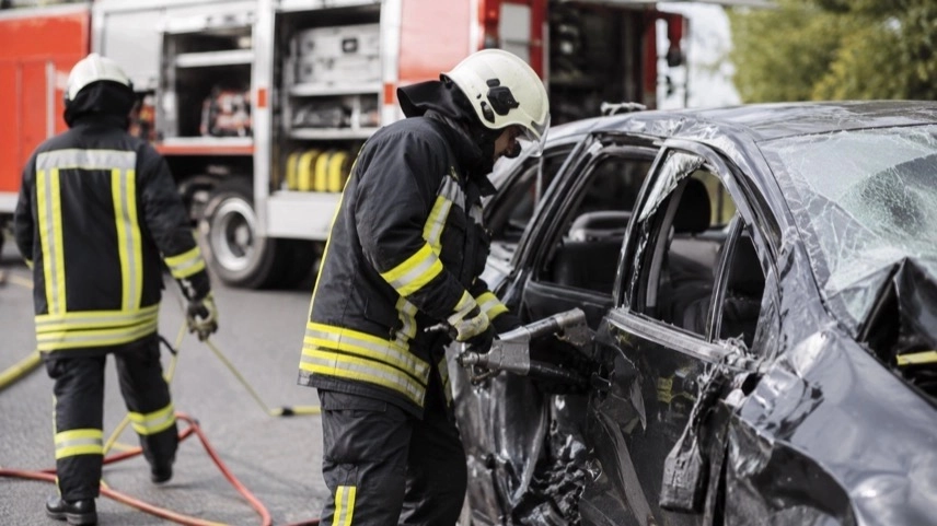 Rettungskräfte an beschädigtem Auto bei Verkehrsunfall-Simulation zur Verkehrsprävention in Goslar