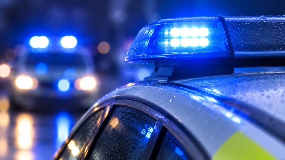 Polizeifahrzeug mit eingeschaltetem Blaulicht zu den versuchten Einbrüchen in Goslar im Harz