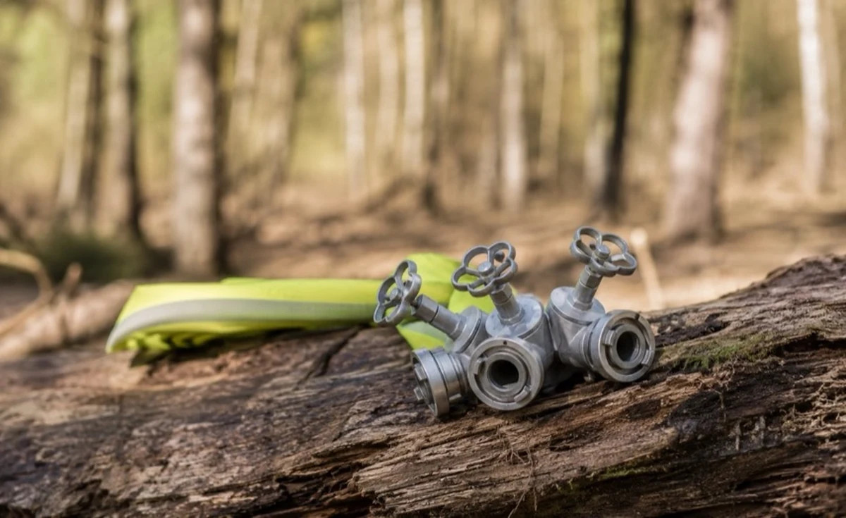 Feuerwehrfahrzeug an einem Waldweg vor dichtem Wald als Motiv zum Thema Waldbrand im Harz.