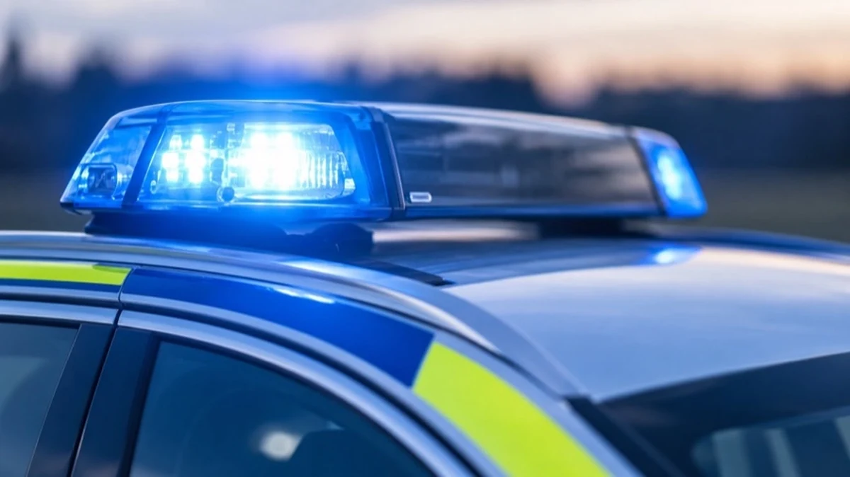 Generisches Polizeifahrzeug mit eingeschaltetem Blaulicht vor einem neutralen Hintergrund in einem Beitrag aus Goslar