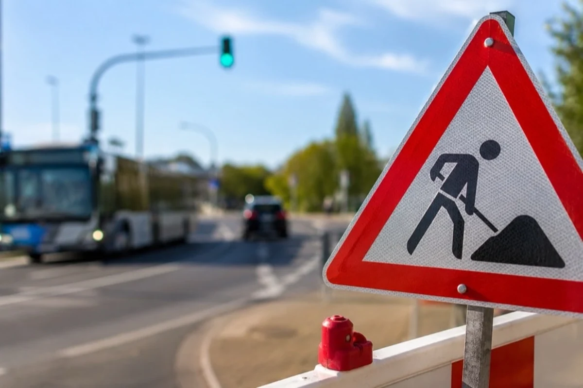 Neutrale Straßenkreuzung mit Ampel, Fahrbahnmarkierungen und Linienbus für Verkehrsfreigabe nach Bauarbeiten in Wernigerode