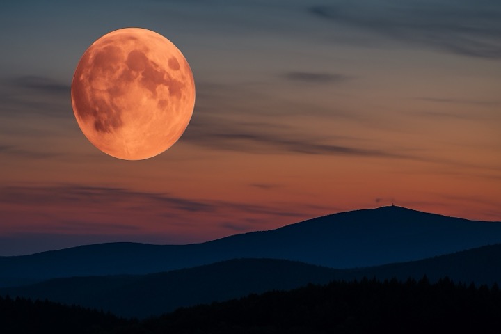 Erdbeermond über dem Harz