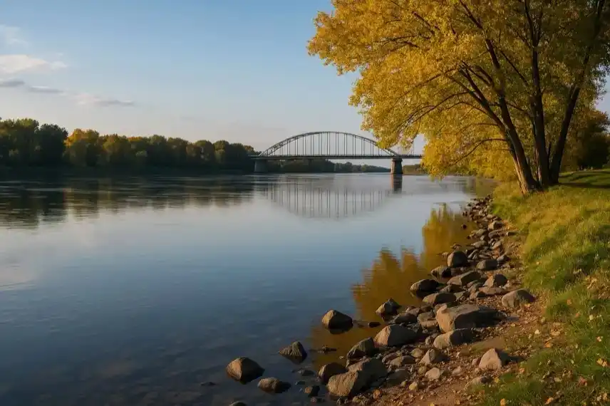 Foto Elbe mit Brücke und Ufer im Herbstlicht – Streit um geplante Pumpstation in Sachsen und Auswirkungen auf Sachsen-Anhalt.