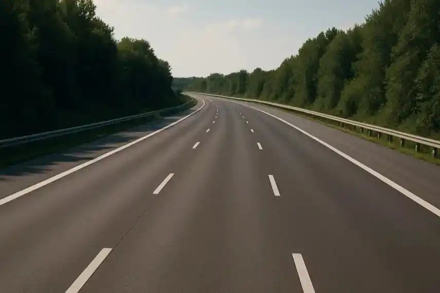 Symbolbild A7-Sperrung bei Seesen im Harz – leere Autobahn ohne Fahrzeuge, fotorealistisch nachgestellt, mit klarer Tiefenschärfe.