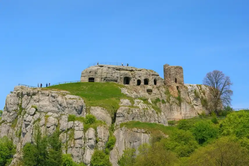 Regenstein Schloss über felsigem Hügel