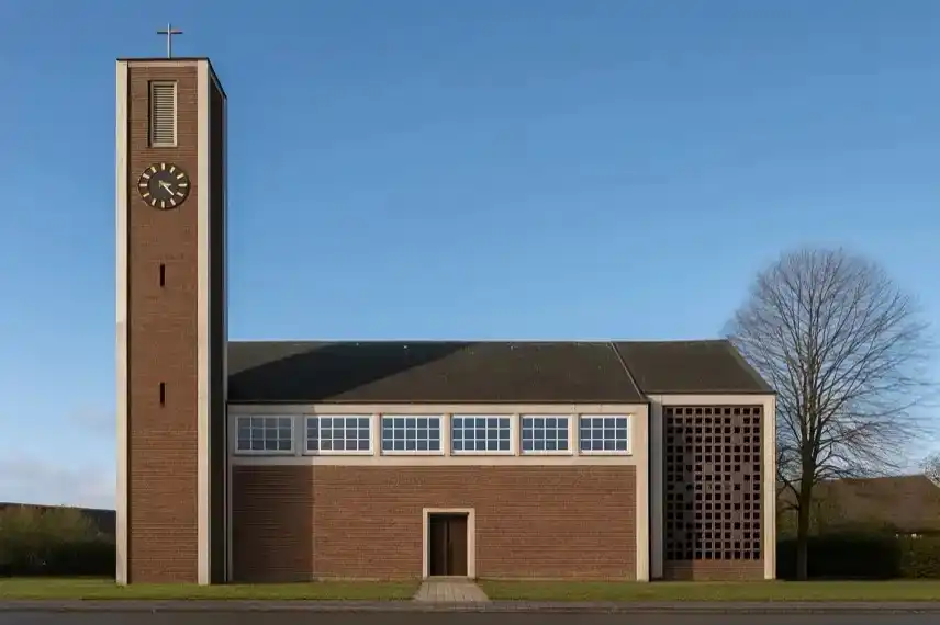 Symbolbild einer evangelischen Kirche im Harz mit Glockenturm und blauem Himmel, fotorealistisch, als Illustration zur Einsturzgefahr.