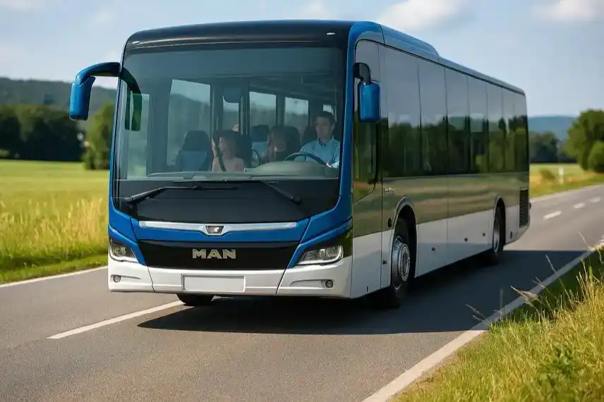 Ein moderner Linienbus fährt auf einer Landstraße im Harz. Dieses Symbolbild zeigt beispielhaft die neue Verbindung zwischen Herzberg und Braunlage.