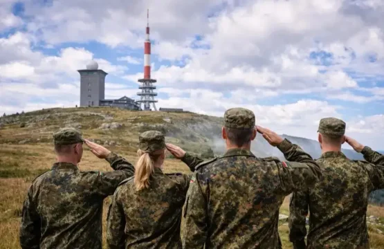 Vier Bundeswehr-Soldaten salutieren auf dem Brockenplateau im Harz vor Sendeanlagen, aufgenommen bei Tageslicht ohne erkennbare Identitäten