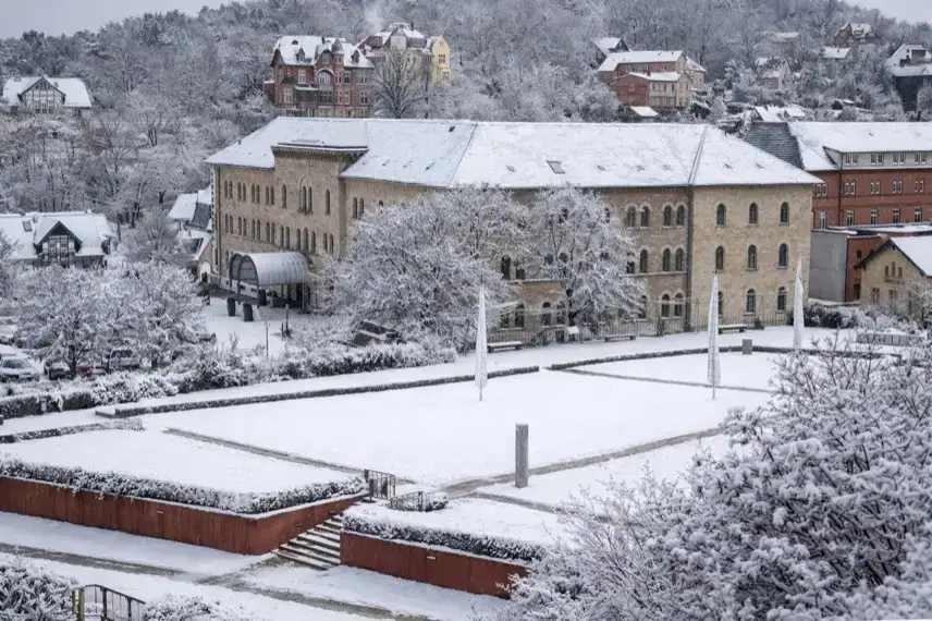 Großes Schloss Blankenburg im Harz auf einem Hügel über der Stadt, historisches Gebäude mit barocker Architektur und weiter Sicht ins Umland