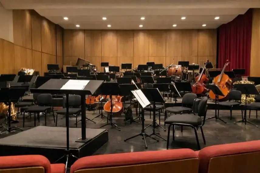 Orchester auf Bühne im Konzertsaal beim 4. Sinfoniekonzert mit Mozarts Jupitersinfonie im Harztheater