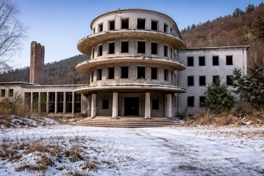 Außenansicht des ehemaligen Fritz-Heckert-Heims bei Gernrode im Harz, großer Betonbau in winterlicher Landschaft ohne Menschen
