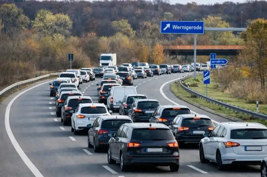 Autobahnabfahrt bei Wernigerode mit mehreren wartenden Autos, Fahrspuren und winterlicher Landschaft am Rand des Harzes.