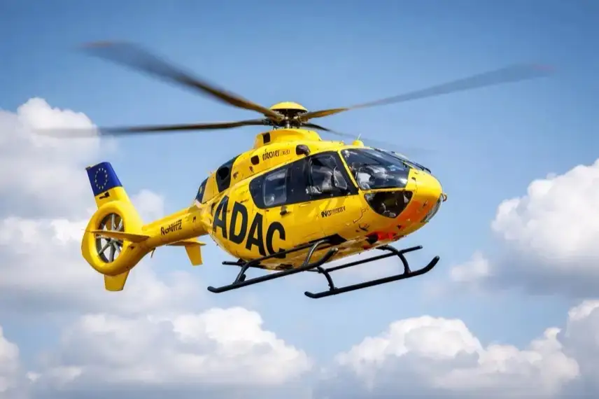 Rettungshubschrauber im Flug vor blauem Himmel bei Einsatz nach Motorradunfall im Harz